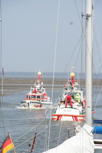 15DP-2008-044 Bild031.JPG - Das Tochterboot ADELE des SK VORMANN STEFFENS und das SRB BALTRUM begegnen sich während der Fahrten mit den Tombulagewinnern im Hafen